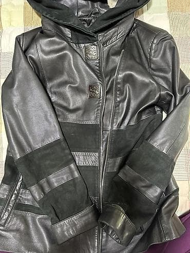 Женская куртка с капюшоном из комбинированных материалов: гладкая