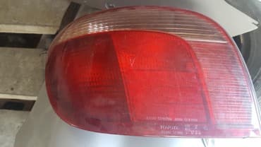 дом на калисо: Тoyota Yaris задний плафон. фвра правая — 1