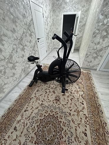 Воздушный велотренажер (air bike) с рычагами для одновременной работы