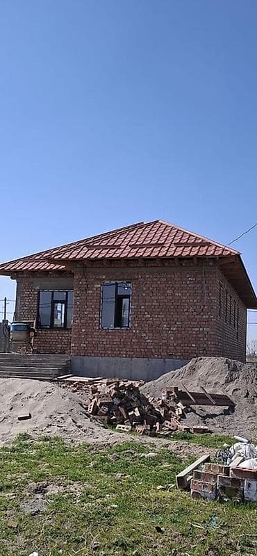 жилой дом с земельным участком: Продаётся одноэтажный кирпичный дом с четырёхскатной крышей из — 4