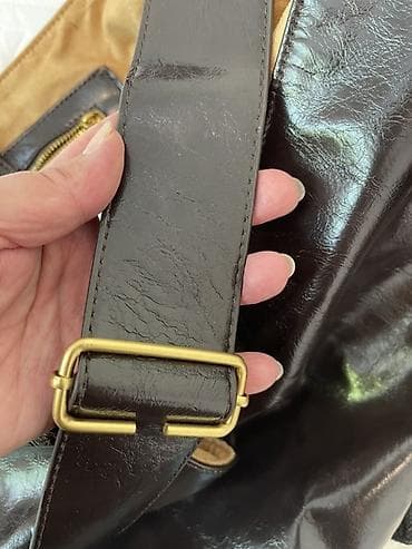 шоппер сумка: Сумка Zara, модель-хобо из глянцевой экокожи темно-коричневого цвета — 6