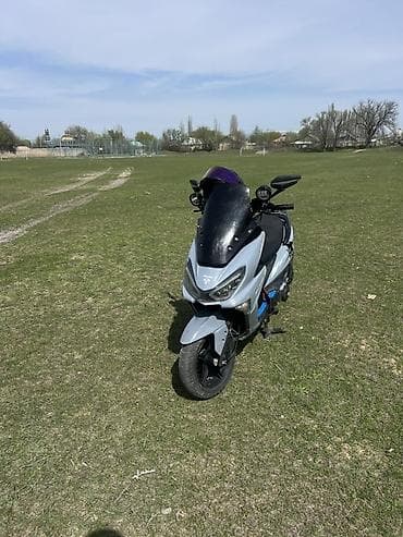 rx 2016: Скутер/макси-скутер спортивного стиля, серый цвет с черным ветровым — 1