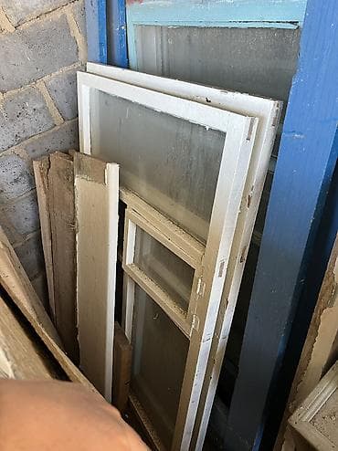 Эски уйдон чыккан айнек, эшиктер. Айнектер двойной, быыры бутун сынган