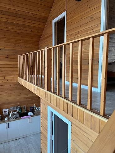 сдам теплый гараж: А‑фрейм домики и юрты - Планировка: два уровня. На первом — гостиная — 5