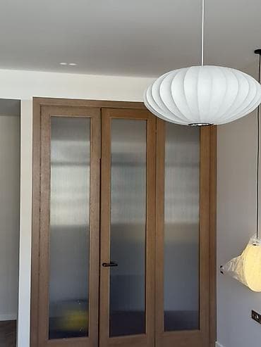 Освещение: Подвесной светильник в сканди–минималистичном стиле (плафон — 2