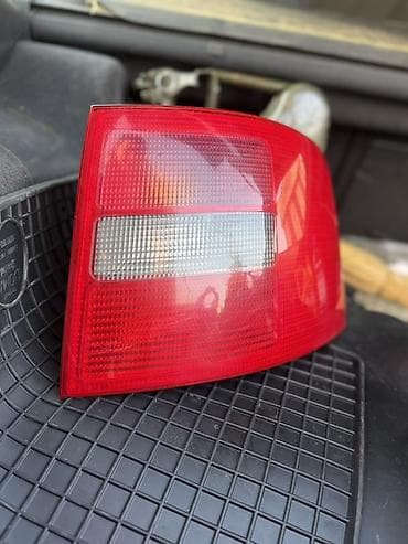 задние стопки: Задний правый стоп-сигнал Audi 2000 г., Б/у — 2