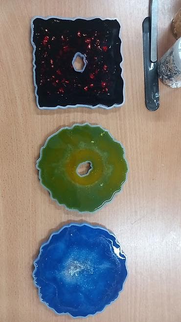 радужный друг: Набор декоративных подставок под кружки/бокалы из эпоксидной смолы. - — 9