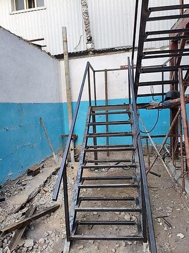 Металлическая лестница Для дома, Форма лестницы: Много-маршевая