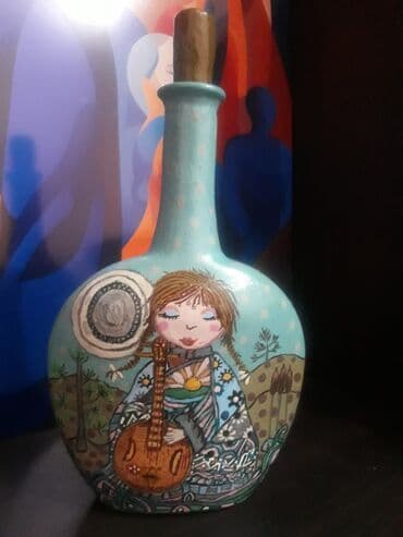 Бутылка с ручной росписью. Можно использовать как декор или применять