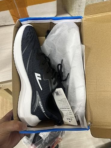 Личные вещи: Кроссовки Warrior (модель с логотипом W на боковой части) - — 1