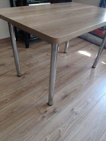 Продаю стол Кухонный/ . 1.20см на 80 см.светлый.высота стандарт