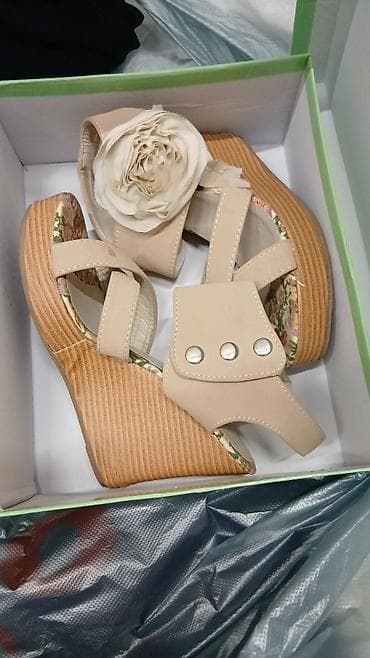 Бежевые женские босоножки на танкетке. Особенности: - Устойчивая