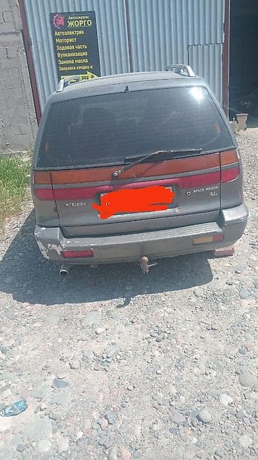 2 8: Mitsubishi Space Wagon: 1992 г., 1.8 л, Механика, Бензин, Минивэн — 2