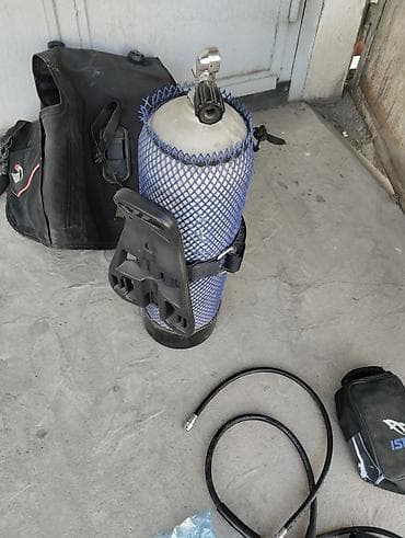 Комплект снаряжения для дайвинга, включающий баллон с клапаном и