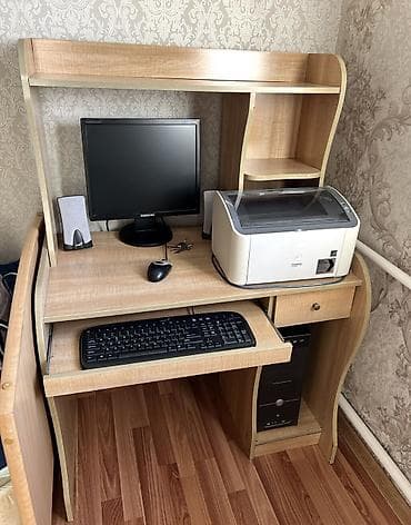 Компьютерный стол, С полками