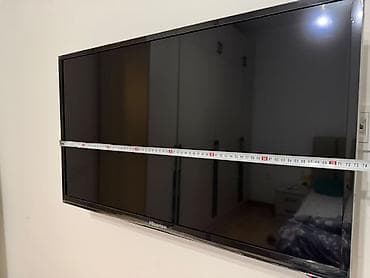 sharp aquos: Телевизор Hisense (диагональ около 42–43") на настенном креплении — 1