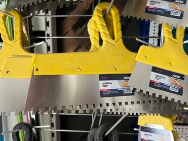 Шпатель "АКОР" с зубчатым краем, предназначенный для равномерного