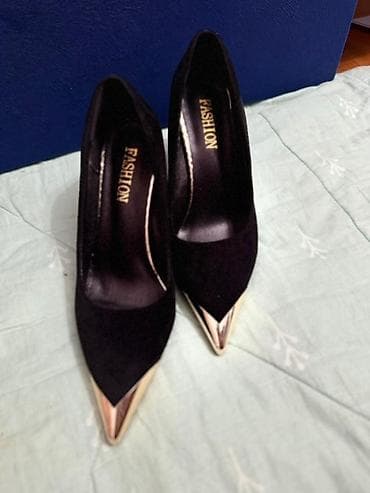 pull and beer: Туфли-лодочки женские, черные, с острым мысом и золотистыми акцентами — 3