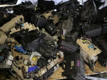 продаю дом: Петли капота Toyota, Б/у, Оригинал — 8