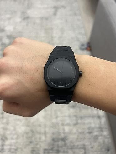 Минималистичные наручные часы в матово‑чёрном цвете. - Корпус и