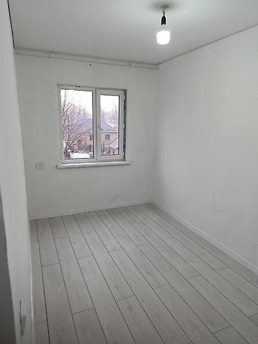 Светлая компактная комната с окном - Планировка: продолговатое