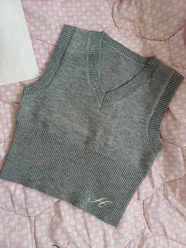 Продаём вот такую жилетку для девочек школьниц. Новая 100% at lalafo.kg Продаём вот такую жилетку для девочек школьниц. Новая 100%