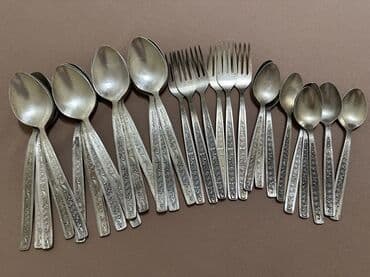 часы фирменные: Мельхиоровые ложки чайные и столовые, вилки. 
30 штук — 3