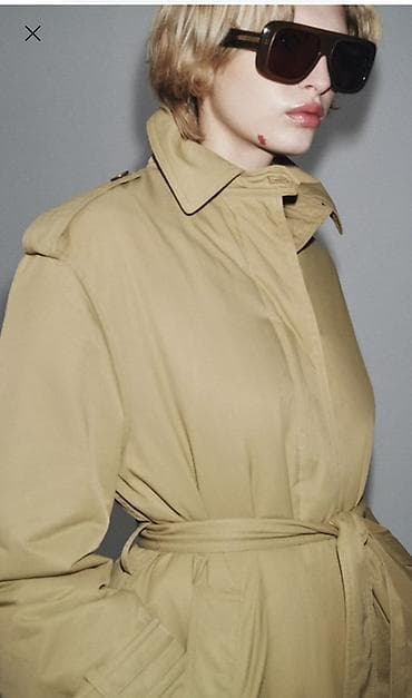 невидимый плащ: Бежевый укороченный тренч с поясом - Классический оттенок бежевого - — 3