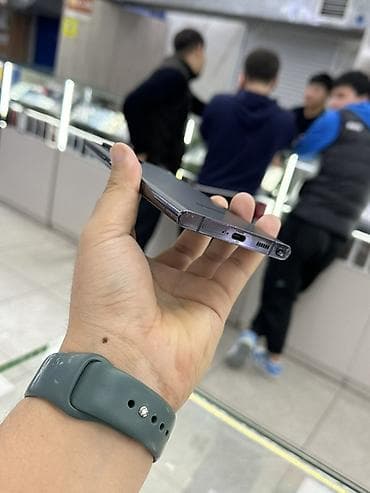 со стилусом: Samsung Galaxy S22 Ultra, Б/у, 256 ГБ, цвет - Черный, eSIM — 4