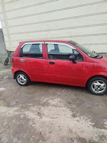 Компактный городской хэтчбек красного цвета. матор карлика 5 Основные