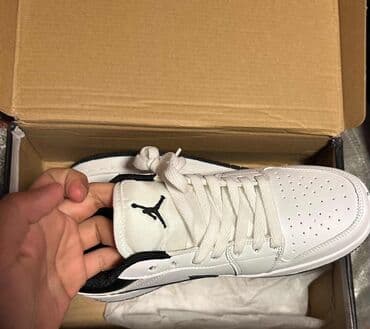 Кроссовки низкие в классической чёрно‑белой расцветке