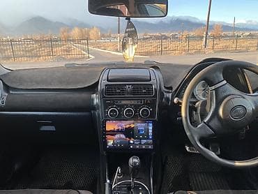 nissan cube авто: Седан серебристого цвета с правым рулем. Кузов 4‑дверный — 7