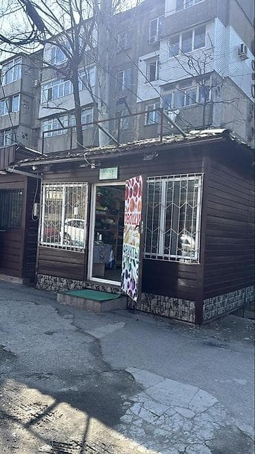 сдается киоск: Продаю действующий павильон. Расположена в золотом квадрате, все — 2