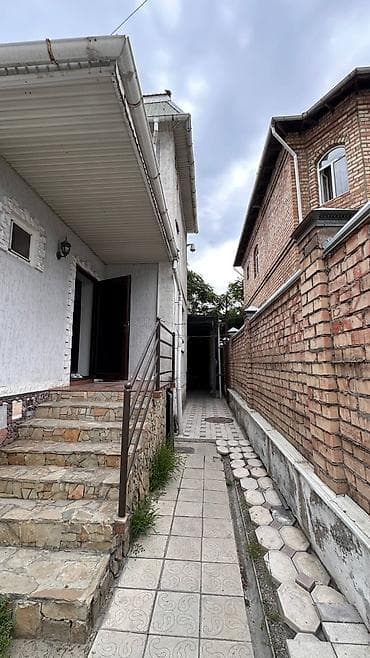 Продаётся двухэтажный жилой дом с закрытым двором и капитальным — 2