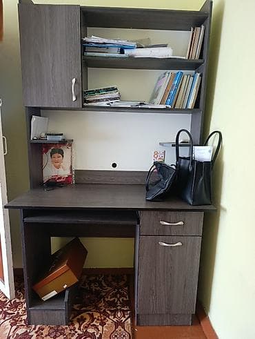 Компьютерный стол, С полками