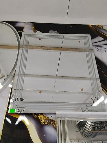 Настенное зеркало квадратной формы с декоративным матовым узором по