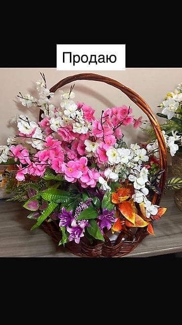 плетёные корзины: Искусственные цветочные композиции в декоративных контейнерах. - — 3