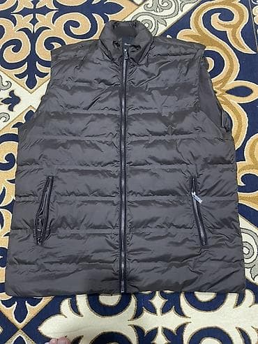 Утеплённый мужской жилет без рукавов, тёмно‑серый/чёрный цвет. -