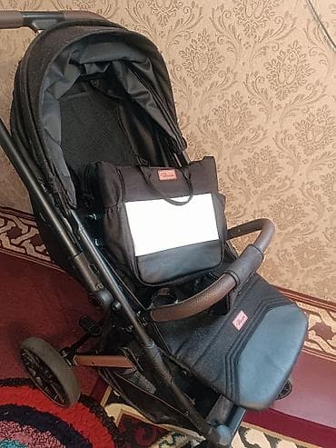 Прогулочная коляска (чёрная) с большим капюшоном и вместительной