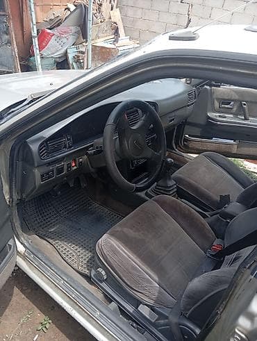 Унаа: Mazda 626: 1991 г., 2 л, Кол менен иштөөчү, Бензин, Хетчбек — 4