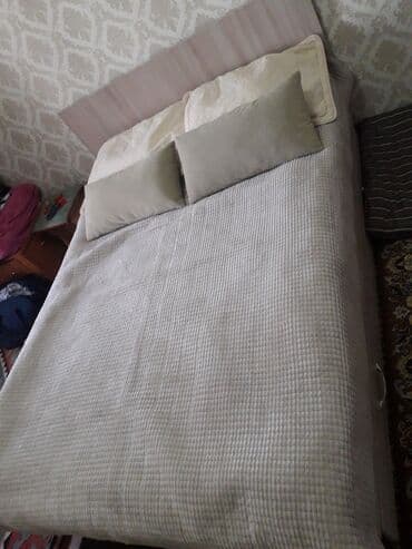 кровати 2 ярусные: Кровать двуспальная, размер матраса 140 на 190, б/у — 1