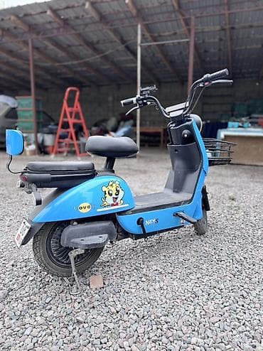 электро мото: Электроскутер (синего цвета) с передней корзиной и задним пассажирским — 2