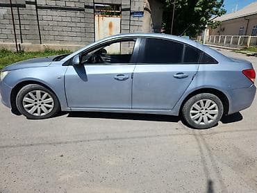 mazda 323: Chevrolet Cruze: 2010 г., Седан — 2