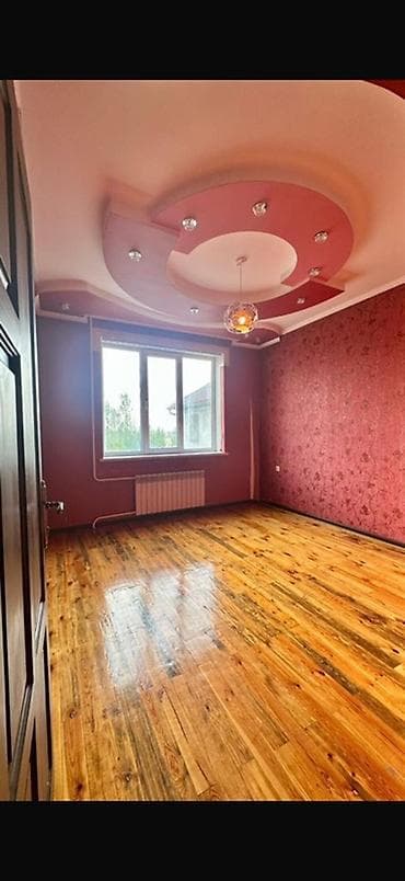 двух этажный дом: Предлагается двухэтажный дом с просторным двором. Дом имеет прочный — 7