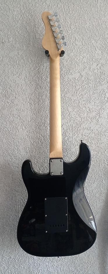 Синтезаторы: Электрогитара форм‑фактора Stratocaster, черный глянец - Корпус — 2