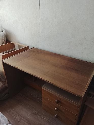 красивый письменный стол: Компьютерный стол, Б/у, С полками — 1