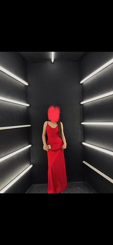 red centr: Элегантное вечернее платье в пол, насыщенного красного цвета. - — 1