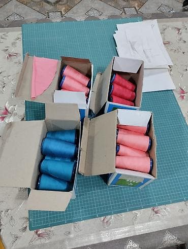 швейний цех: Нитки почти полные коробки цвета на фото: розовый,бледно розовый — 1