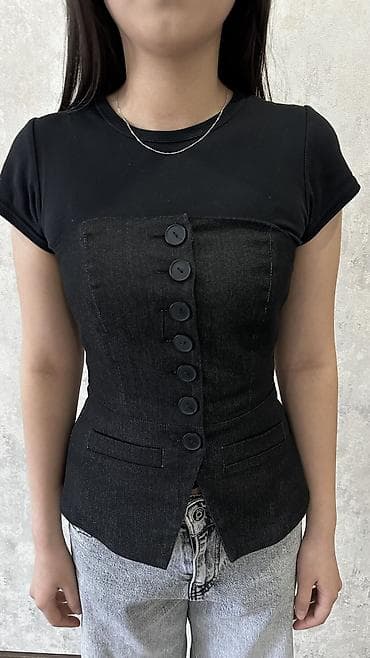 корсетный топ: Топ-корсет без бретелей, черный, с акцентной застежкой на пуговицы — 3