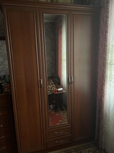 кухуный бу: Уктоочу бөлмө гарнитуру, Колдонулган, Комод, Бир кишилик керебет, Шкаф, Жыгач, Өзү алып кетүү — 1